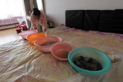 拉孜楼上漏水，住户失联，小区没物管，业主维权难！律师来支招……